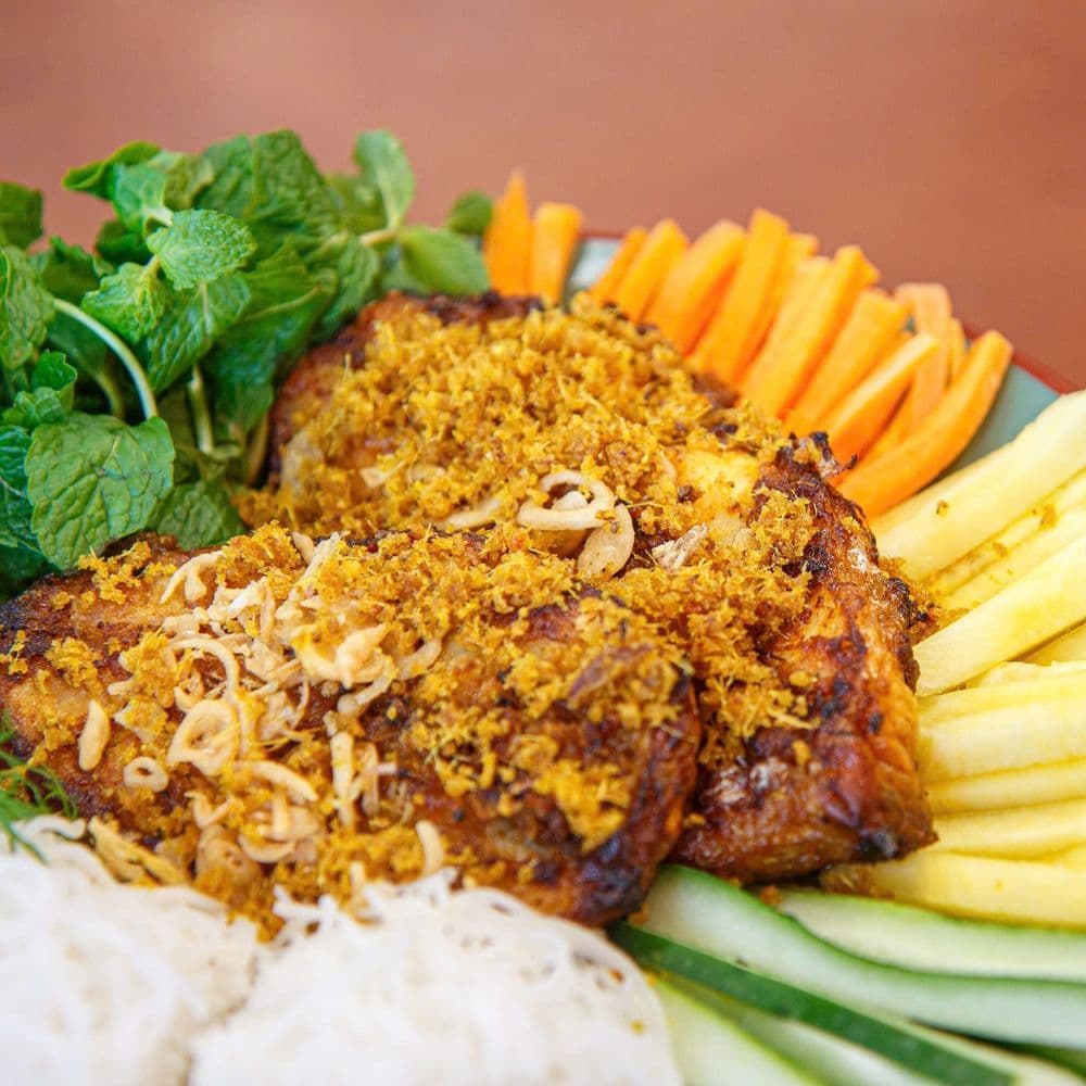 Cá Lăng Nướng Giềng Mẻ Kèm Rau Cuốn