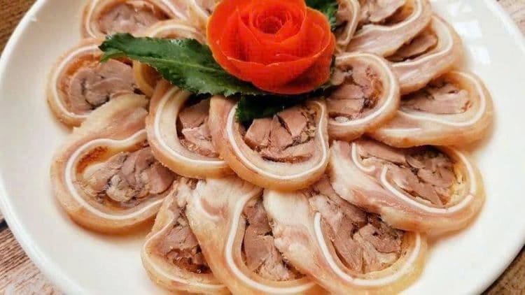 Tai heo cuốn lưỡi